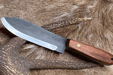 Best Bushcraft Knife: The Great Scandi Grind Controversy