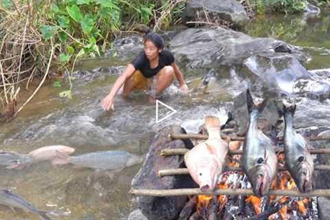 Catch a lot fish at waterfall - Fish roasted with Chili sauce for dinner - Survival skills in forest