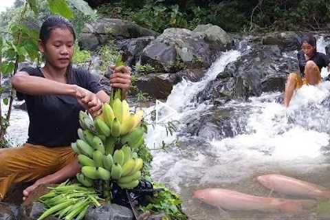 Meet redfish in waterfall and Ripe banana for snack - Survival skills in forest