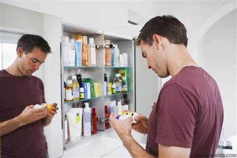 Survival Medicine Suggestions: Stockpiling, Using and Maintaining a Medicine Cabinet
